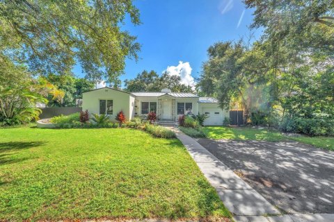 House in Miami Shores, Florida 4 bedrooms, 222.97 sq.m. № 2401240 - photo 2