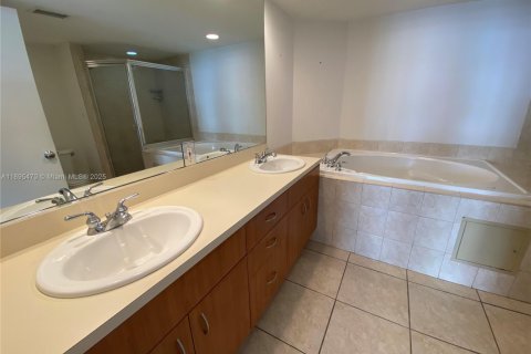 Copropriété à louer à Miami Beach, Floride: 2 chambres, 153.29 m2 № 2016388 - photo 10