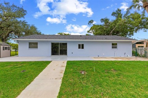 House in North Fort Myers, Florida 3 bedrooms, 137.5 sq.m. № 1876434 - photo 10