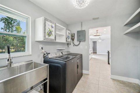 House in North Fort Myers, Florida 3 bedrooms, 137.5 sq.m. № 1876434 - photo 23