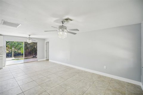 House in North Fort Myers, Florida 3 bedrooms, 137.5 sq.m. № 1876434 - photo 28