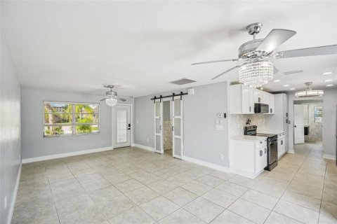House in North Fort Myers, Florida 3 bedrooms, 137.5 sq.m. № 1876434 - photo 2