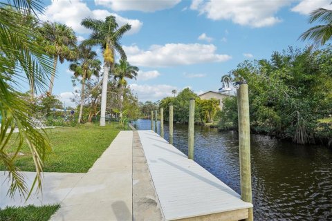 House in North Fort Myers, Florida 3 bedrooms, 137.5 sq.m. № 1876434 - photo 5