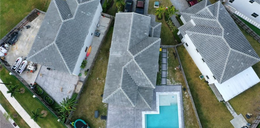 House in Homestead, Florida 5 bedrooms, 269.88 sq.m. № 1800919