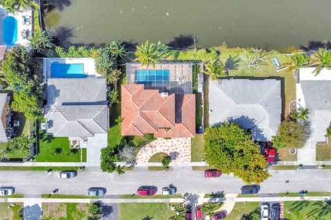 Casa en venta en Pembroke Pines, Florida, 4 dormitorios, 257.9 m2 № 2006302 - foto 3