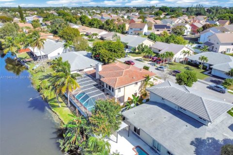 Casa en venta en Pembroke Pines, Florida, 4 dormitorios, 257.9 m2 № 2006302 - foto 4