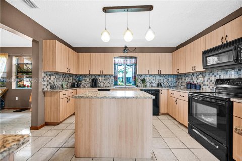 Casa en venta en Pembroke Pines, Florida, 4 dormitorios, 257.9 m2 № 2006302 - foto 19