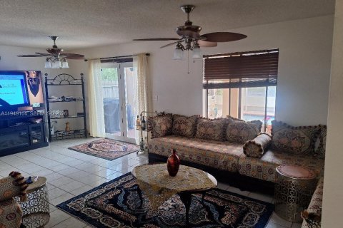 Casa en venta en Pembroke Pines, Florida, 4 dormitorios, 257.9 m2 № 2006302 - foto 17