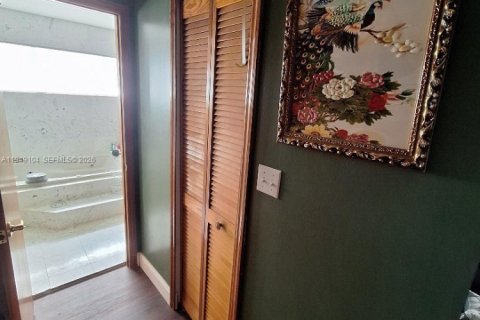 Casa en venta en Pembroke Pines, Florida, 4 dormitorios, 257.9 m2 № 2006302 - foto 24