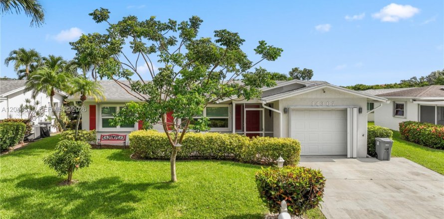 House in Delray Beach, Florida 2 bedrooms, 130.62 sq.m. № 2250452