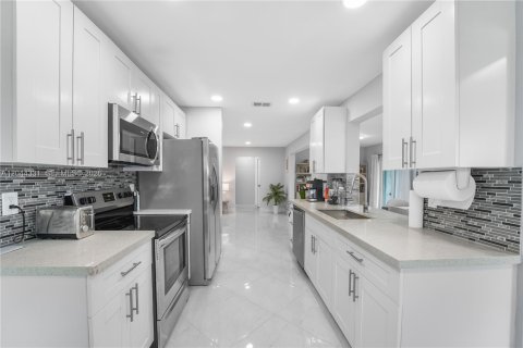 House in Delray Beach, Florida 2 bedrooms, 130.62 sq.m. № 2250452 - photo 8