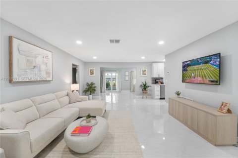 House in Delray Beach, Florida 2 bedrooms, 130.62 sq.m. № 2250452 - photo 5