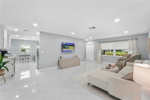 House in Delray Beach, Florida 2 bedrooms, 130.62 sq.m. № 2250452 - photo 6