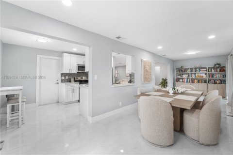 House in Delray Beach, Florida 2 bedrooms, 130.62 sq.m. № 2250452 - photo 11