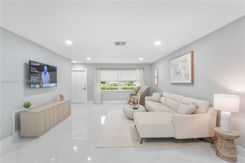 House in Delray Beach, Florida 2 bedrooms, 130.62 sq.m. № 2250452 - photo 15