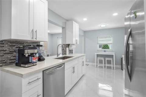 House in Delray Beach, Florida 2 bedrooms, 130.62 sq.m. № 2250452 - photo 7