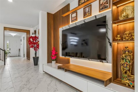 Casa en venta en Orlando, Florida, 6 dormitorios, 410.16 m2 № 2099025 - foto 2