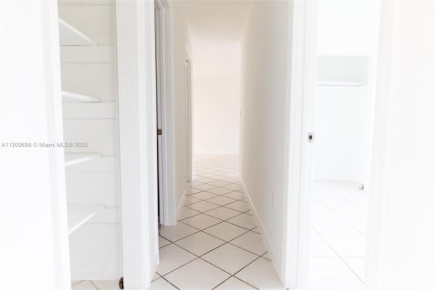 House in Miami Gardens, Florida 3 bedrooms, 120.77 sq.m. № 1965447 - photo 5