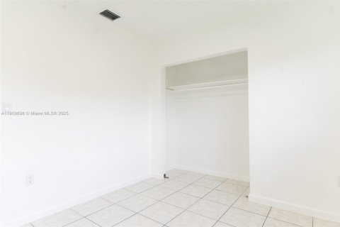 House in Miami Gardens, Florida 3 bedrooms, 120.77 sq.m. № 1965447 - photo 10