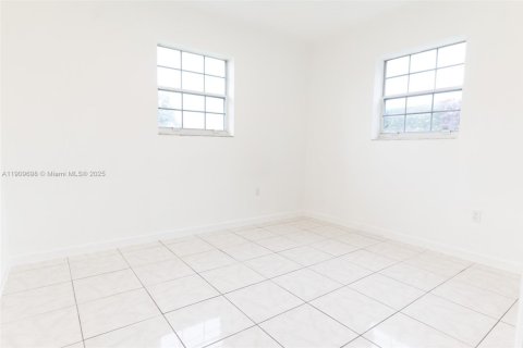 House in Miami Gardens, Florida 3 bedrooms, 120.77 sq.m. № 1965447 - photo 8