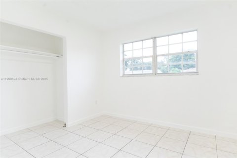 House in Miami Gardens, Florida 3 bedrooms, 120.77 sq.m. № 1965447 - photo 11