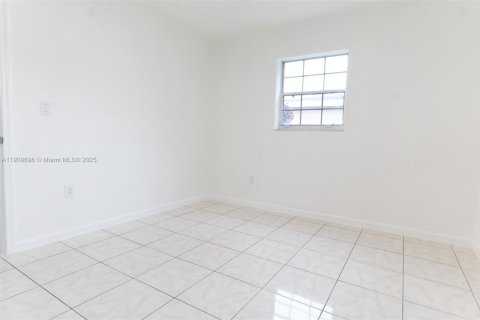 House in Miami Gardens, Florida 3 bedrooms, 120.77 sq.m. № 1965447 - photo 9
