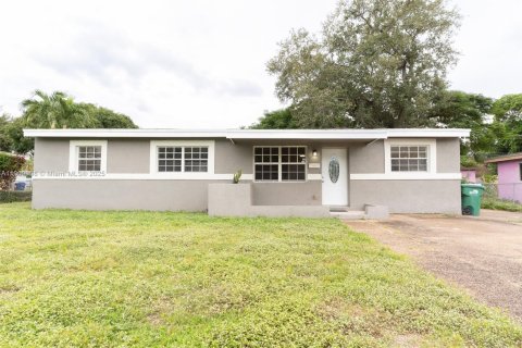 House in Miami Gardens, Florida 3 bedrooms, 120.77 sq.m. № 1965447 - photo 1