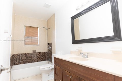 House in Miami Gardens, Florida 3 bedrooms, 120.77 sq.m. № 1965447 - photo 6