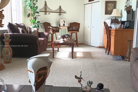 Condominio en venta en Pembroke Pines, Florida, 2 dormitorios № 1977320 - foto 17