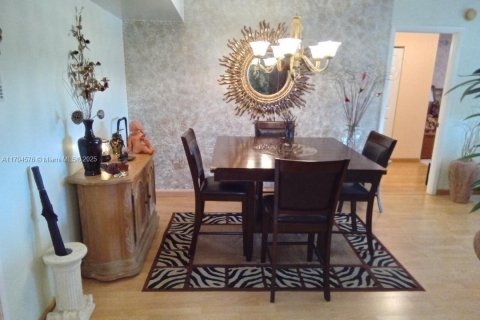 Condominio en venta en Pembroke Pines, Florida, 2 dormitorios № 1977320 - foto 8