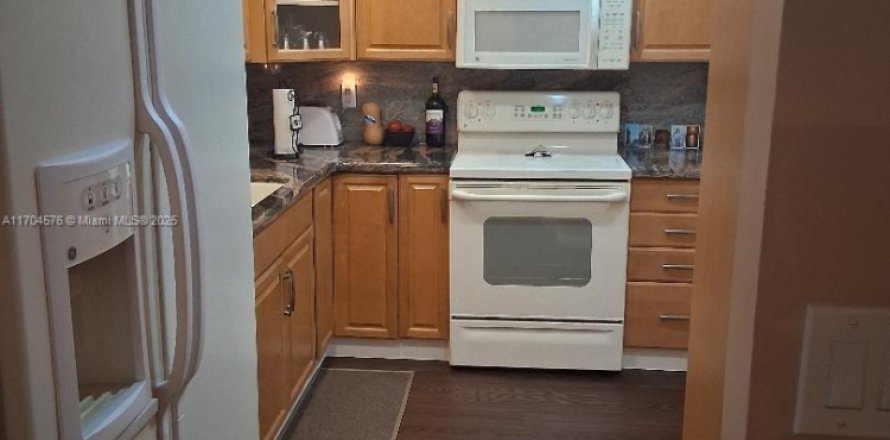 Condominio en Pembroke Pines, Florida, 2 dormitorios № 1977320