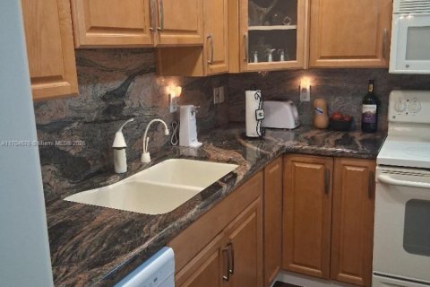 Condominio en venta en Pembroke Pines, Florida, 2 dormitorios № 1977320 - foto 11
