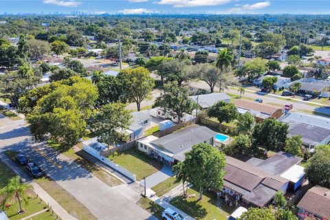 House in Hollywood, Florida 4 bedrooms, 101.26 sq.m. № 1985887 - photo 25