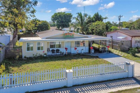 House in Hollywood, Florida 4 bedrooms, 101.26 sq.m. № 1985887 - photo 27
