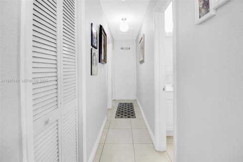 House in Hollywood, Florida 4 bedrooms, 101.26 sq.m. № 1985887 - photo 14