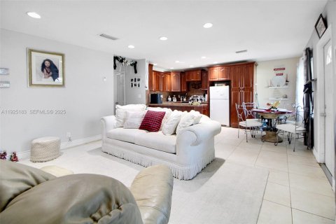 House in Hollywood, Florida 4 bedrooms, 101.26 sq.m. № 1985887 - photo 5