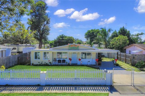 House in Hollywood, Florida 4 bedrooms, 101.26 sq.m. № 1985887 - photo 24