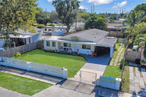 House in Hollywood, Florida 4 bedrooms, 101.26 sq.m. № 1985887 - photo 1