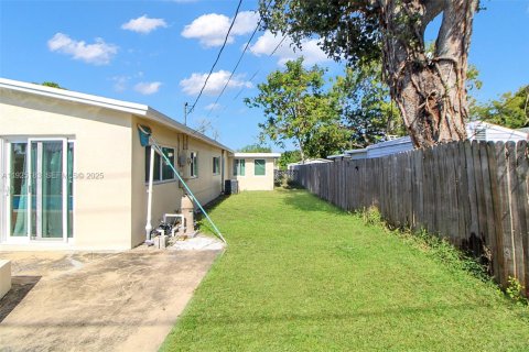 House in Hollywood, Florida 4 bedrooms, 101.26 sq.m. № 1985887 - photo 23