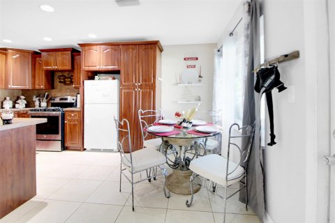 House in Hollywood, Florida 4 bedrooms, 101.26 sq.m. № 1985887 - photo 4