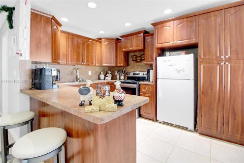 House in Hollywood, Florida 4 bedrooms, 101.26 sq.m. № 1985887 - photo 2