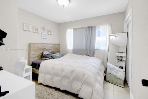 House in Hollywood, Florida 4 bedrooms, 101.26 sq.m. № 1985887 - photo 10