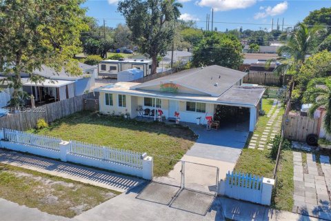 House in Hollywood, Florida 4 bedrooms, 101.26 sq.m. № 1985887 - photo 28