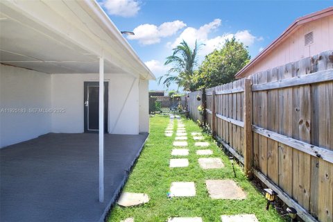 House in Hollywood, Florida 4 bedrooms, 101.26 sq.m. № 1985887 - photo 17