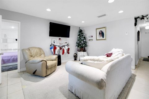 House in Hollywood, Florida 4 bedrooms, 101.26 sq.m. № 1985887 - photo 6