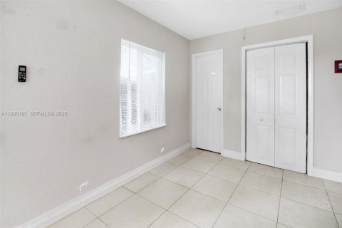 House in Hollywood, Florida 4 bedrooms, 101.26 sq.m. № 1985887 - photo 12