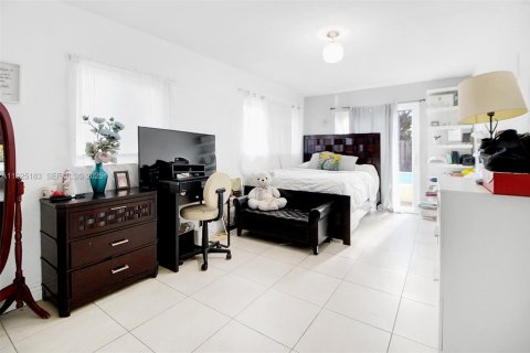 House in Hollywood, Florida 4 bedrooms, 101.26 sq.m. № 1985887 - photo 8