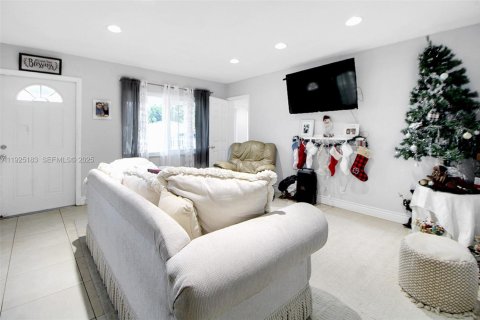 House in Hollywood, Florida 4 bedrooms, 101.26 sq.m. № 1985887 - photo 7