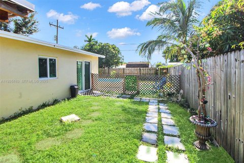 House in Hollywood, Florida 4 bedrooms, 101.26 sq.m. № 1985887 - photo 16