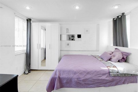 House in Hollywood, Florida 4 bedrooms, 101.26 sq.m. № 1985887 - photo 9